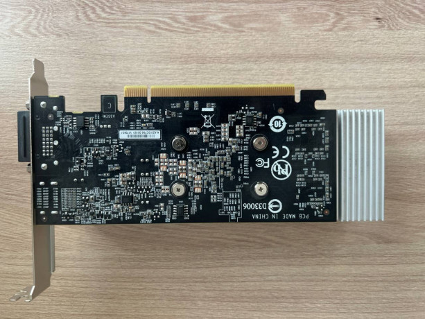 dve-video-karty-gigabyte-windforce-ati-radeon-r9-380-192-bit-4gb-big-4