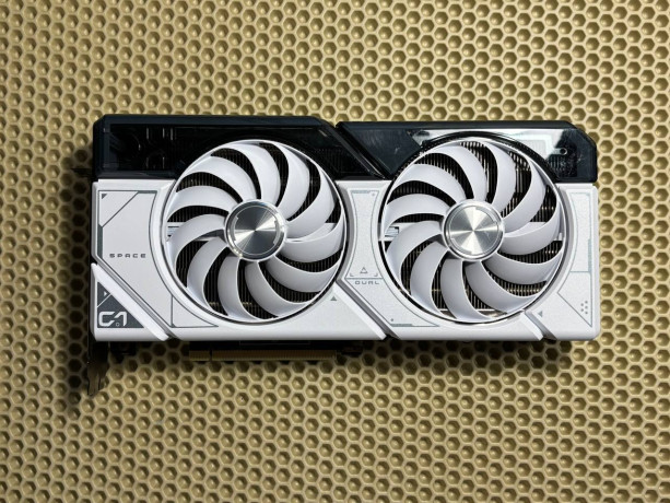 asus-dual-rtx-4070-white-big-1