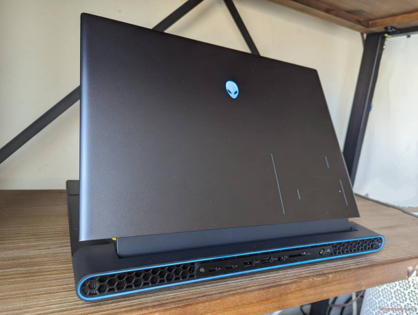 igrovoi-noutbuk-dell-alienware-m16-r1-big-1