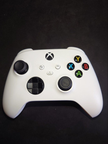 prodam-geimpad-xbox-one-sostoianie-blizkoe-k-idealu-orig-10k-srocno-almaty-big-0