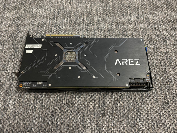 asus-arez-radeon-vega-56-big-2