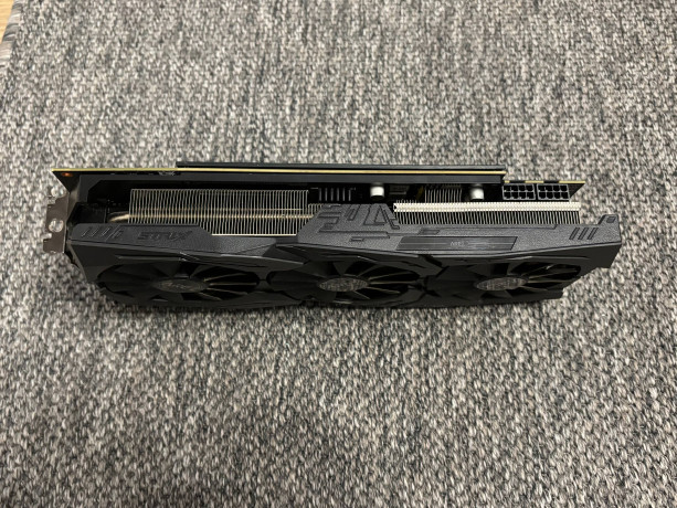 asus-arez-radeon-vega-56-big-1
