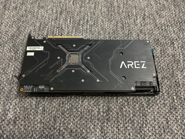 asus-arez-radeon-vega-56-big-2