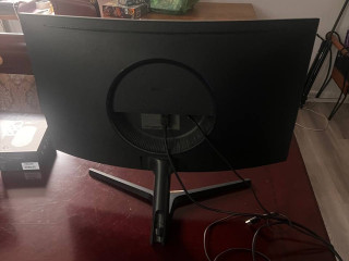 samsung-240gc-27diuimov-izognutyi-carapin-netu