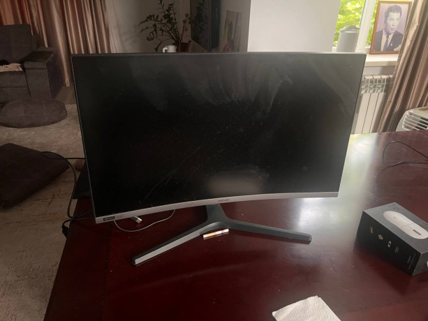 samsung-240gc-27diuimov-izognutyi-carapin-netu-big-1