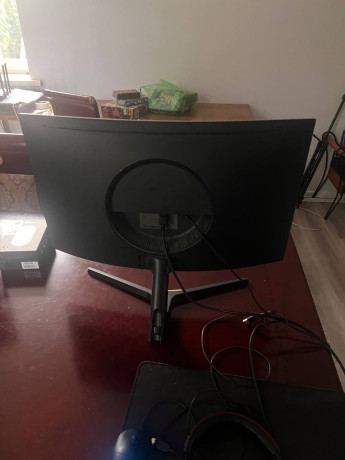 samsung-240gc-27diuimov-izognutyi-carapin-netu-big-0