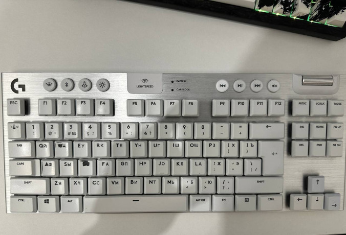 prodam-logitech-g915-tkl-wireless-25k-big-0