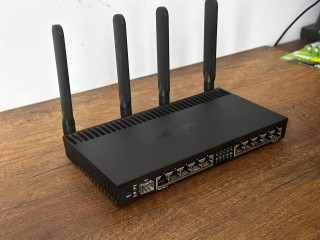 prodam-moshhnyi-router-mikrotik-rb4011igs5hacq2hnd-in