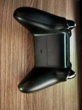 prodam-xbox-one-kontroller-original-pravyi-rt-trigger-inogda-zalipaet-mozno-poprobovat-smazat-big-1