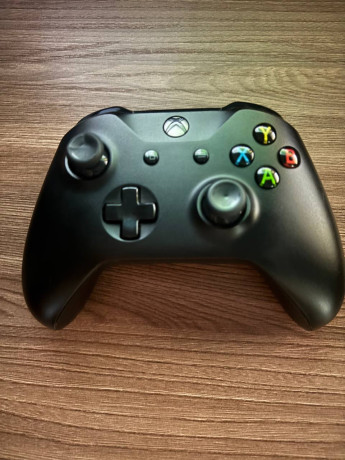 prodam-xbox-one-kontroller-original-pravyi-rt-trigger-inogda-zalipaet-mozno-poprobovat-smazat-big-0
